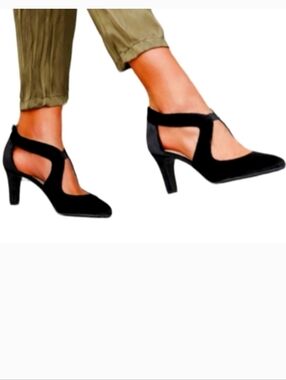 Life Stride Black Cutout Mid Heel Pumps